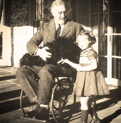 Fogyatékosság történetében Franklin Roosevelt, 32 yo amerikai elnök