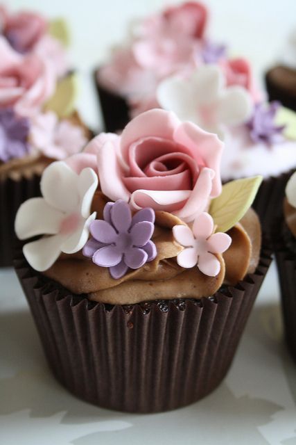 Cum, de la ceea ce poți face un trandafir cu mâinile tale pentru topping prăjituri, cupcakes