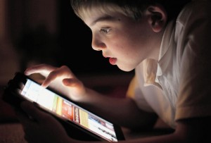 Cum să-i înveți pe copil să folosească în siguranță Internetul