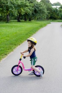 Cum să înveți un copil să se plimbe cu bicicleta