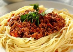 Cum să gătești paste făcute în spaghete la domiciliu cu carne tocată