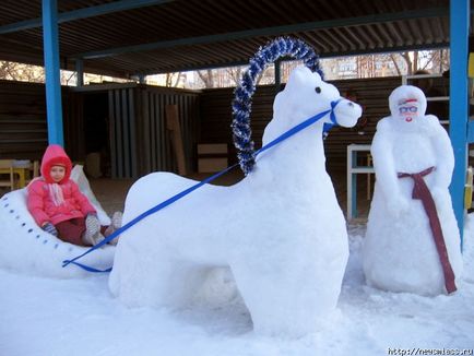 Як зліпити коня зі снігу своїми руками