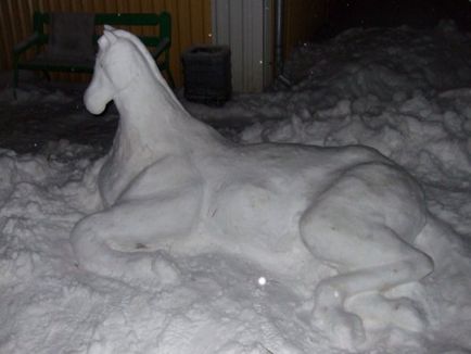 Як зліпити коня зі снігу своїми руками