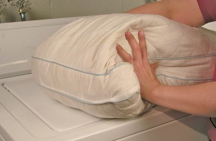 Hogyan mossa párnák hollofaybera a mosógépben vagy kézzel
