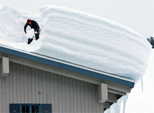 Cum să înlăturați zăpada pe acoperiș, curățați și curățați zăpada de pe acoperișul casei sau dând