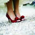 Piros cipő egy esküvői fotó exkluzív modellek