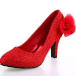 Piros cipő egy esküvői fotó exkluzív modellek