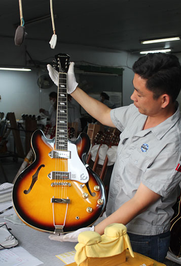 Cine este responsabil pentru calitatea chitarelor la fabrica epiphone din China