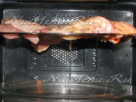 Găină de pui într-un cuptor cu microunde