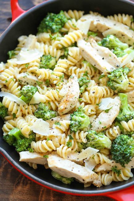 Pui cu paste și broccoli în sos alfredo