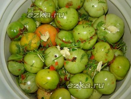 Квашені зелені помідори в каструлі рецепт з фото