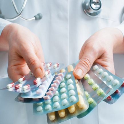 Drugs hányás és émelygés tabletta a gyermekek számára, lázcsillapító szerek, szirupok és más eszközökkel (ek) Gyógyszerek hányás és hányinger tablettát gyermekek számára, lázcsillapító gyógyszerek, szörpök és más eszközökkel