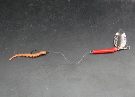 Ловля кефалі на штучного силіконового черв'яка-нерєїс за допомогою спиннер