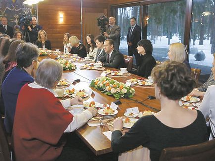 Медведєв поцікавився про карлику-сонце - політика