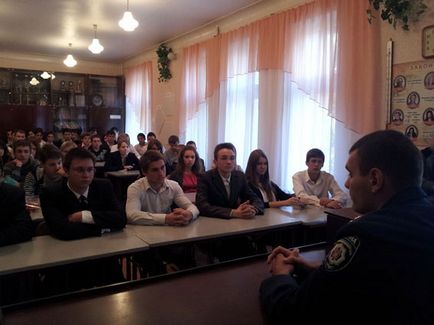 Polițiștii au ținut o clasă de masterat pentru studenții din dreapta