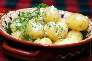 Cartofi tineri cu usturoi, mărar și smântână