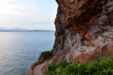 Ei bine, pe când m-am dus într-o excursie la luna de miere pe coasta de azur, o revistă despre Minsk