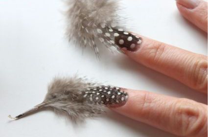 Пір'яний манікюр новий тренд в фактурном покритті нігтів