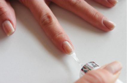 Manikűr tollat egy új trend a számla, amely szögek (toll a köröm) Pen manikűr új trend a szöveti fényezőréteget
