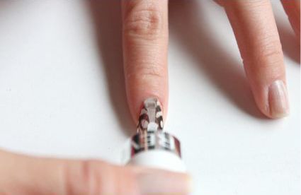 Manichiura cu pene o nouă tendință în textura unghiilor