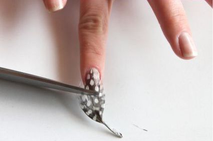 Пір'яний манікюр новий тренд в фактурном покритті нігтів