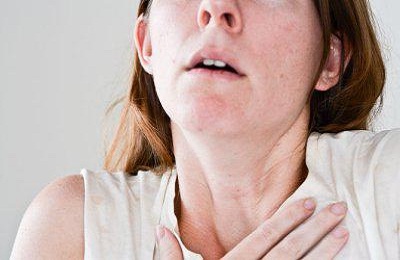 Torokfájás okoz köhögést, hogyan kell gyógyítani okok csiklandozza torok és terápiás módszerek