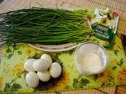 Пиріжки з зеленою цибулею і яйцем смажені на сковороді