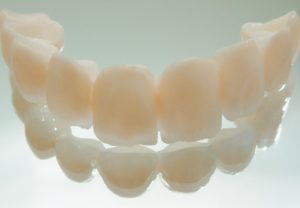 Coroane din plastic pentru a mesteca dintii, plusuri si minusuri