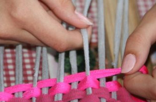 Pătrat covor pe rama de tricouri tricotate