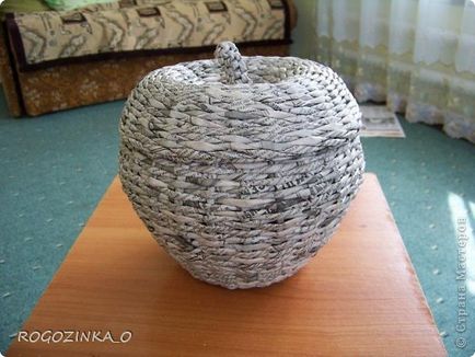 Fonott újság alma (hogyan kell szőni újságokból) Fonott újság alma