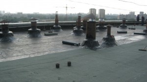 Avantajele și dezavantajele acoperișului sudat pe un exemplu de linocrom