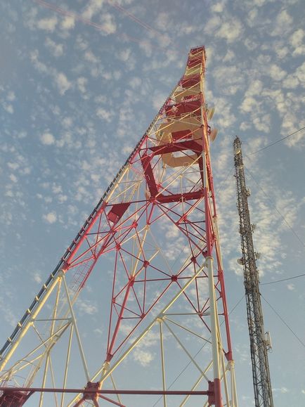 Pictarea unui turn de comunicare sau a unei antene de catarg