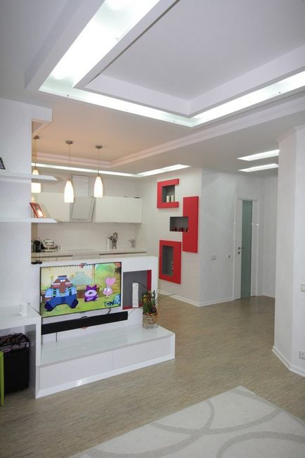 Designul practic al unui apartament cu o cameră pentru o familie de 3 persoane