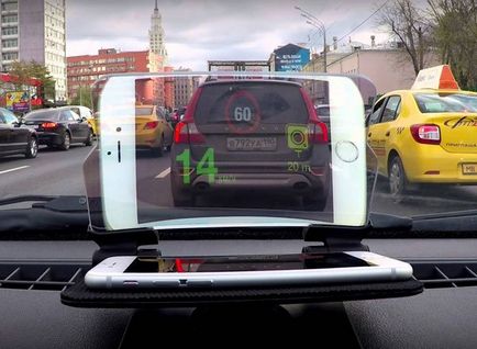 Head-up display a szélvédőn egy autó