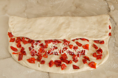 Пшеничний хліб з в'яленими помідорами - рецепт з фото