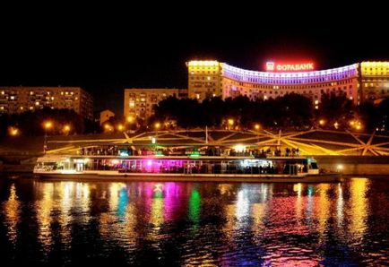 Restaurant-palatul navei râului cu motor (palatul râului) plimbă de-a lungul râului Moscova, cină romantică
