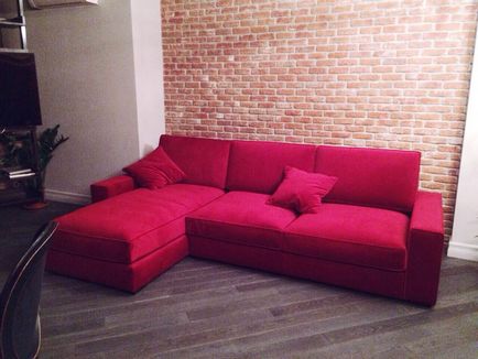Розкішний червоний диван для квартири Олени Водонаєвої