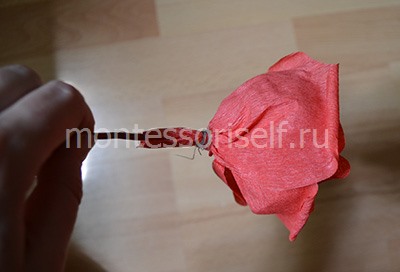 Rose de hârtie ondulată cu mâinile tale
