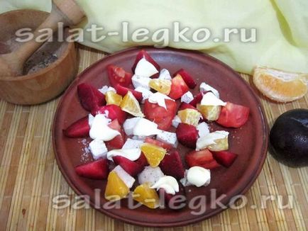 Салат - дамський - з куркою, сливою і помідорами рецепт з фото