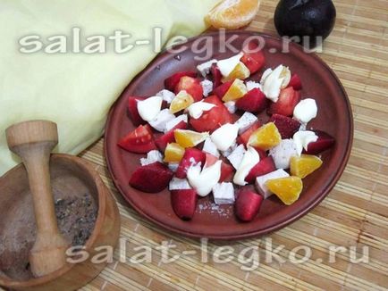 Salata - doamnelor - cu reteta de pui, prune si rosii cu fotografie