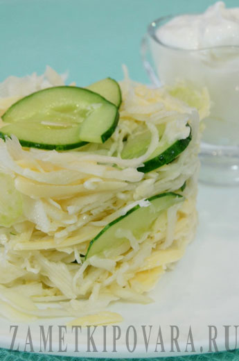 Салат з капусти з огірком, селерою і сиром, прості кулінарні рецепти з фотографіями