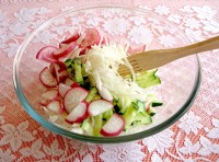 Салат з кольрабі, огірки і редиски