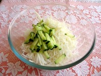 Салат з кольрабі, огірки і редиски