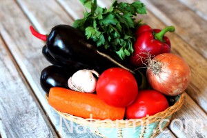 Салат на зиму з баклажанів, перцю, помідорів, моркви і цибулі рецепт з фото