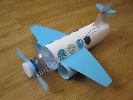 Avionul din materiale improvizate este un cadou pentru 23 februarie, lumea manuală