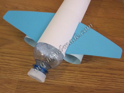 Avionul din materiale improvizate este un cadou pentru 23 februarie, lumea manuală