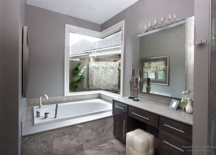 Interiorul de baie albă și designul camerei în culoarea gri pe fotografie