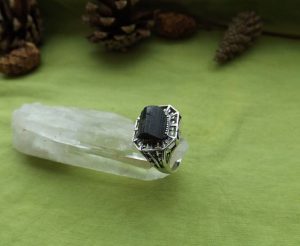 Shermal turmalina negru, inel cu o piatră, proprietăți magice, unde este extras și pentru cine se potrivește
