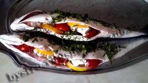 Сібас запечений в фользі з помідорами чері і сиром фета