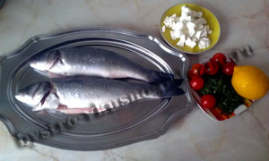 Seabass copt în foiță cu roșii de cireșe și brânză feta